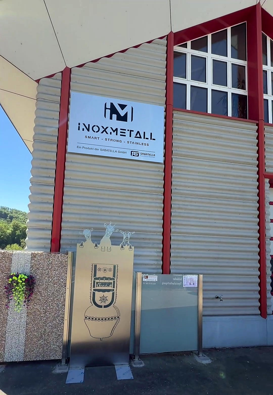 INOXMETALL-Gebäude in Etzgen mit Ausstellung von Sichtschutz-Elementen aus Edelstahl