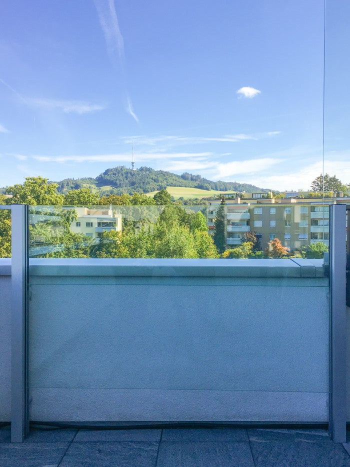 SlideGlass® in Geländer-Stellung auf der Dachterrasse, freie Aussicht