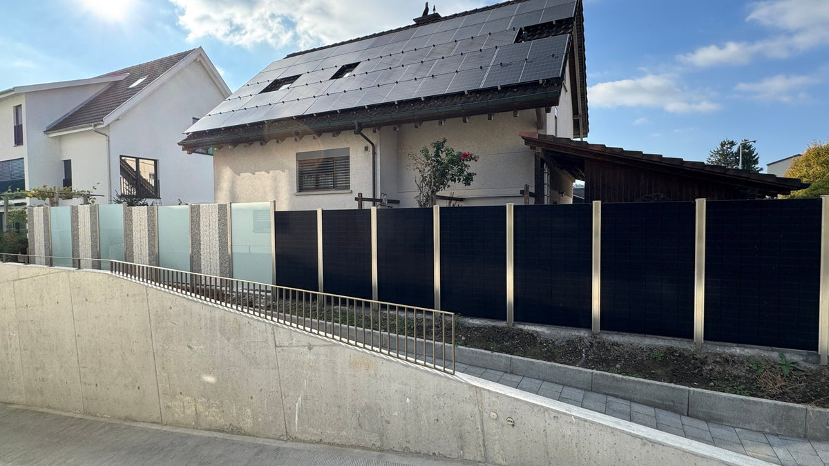 Referenz Mellingen AG: Solar-Sichtschutz kombiniert mit Steinkörben und Milchglas, passend zur Solaranlage auf dem Dach