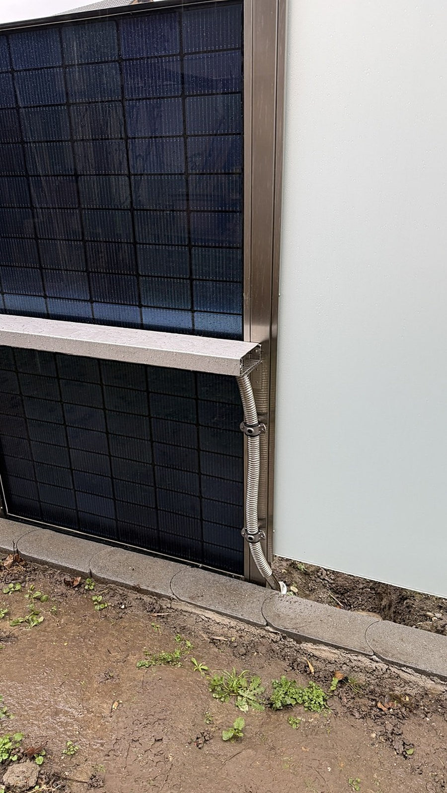 Referenz Mellingen AG: Detail der Kabelführung im Edelstahl-Schutzrohr am bifazialen Solar-Sichtschutz