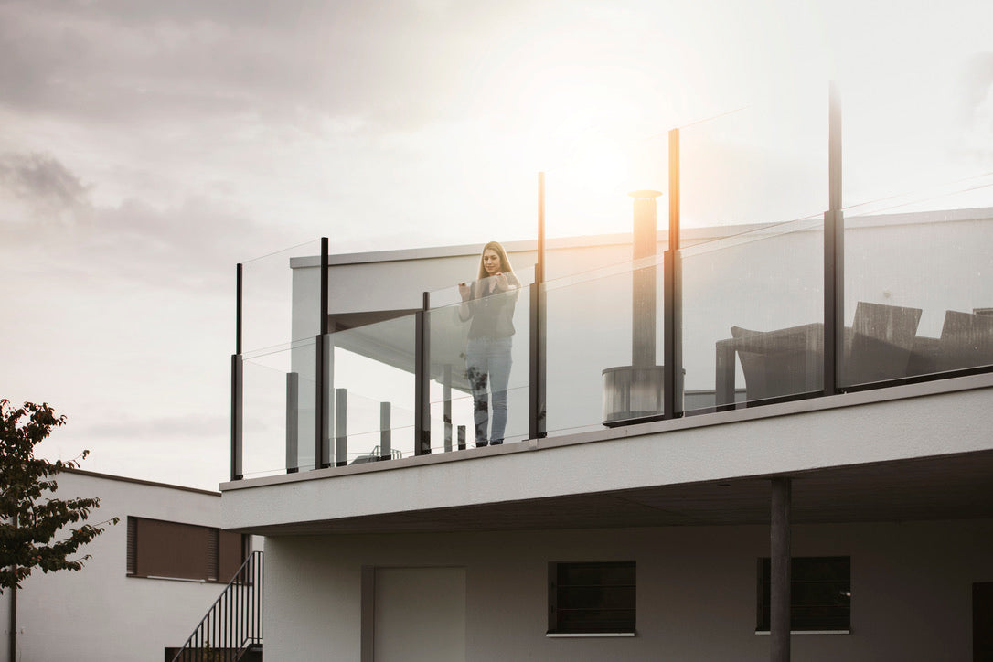 SlideGlass® Windschutzgeländer auf einer Dachterrasse mit ausgefahrenem Windschutz