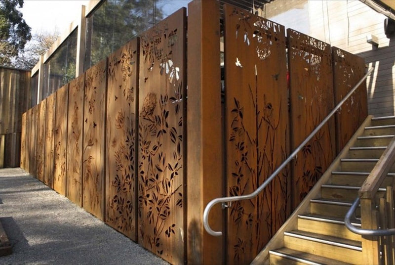 Sichtschutzwand aus Cortenstahl mit floralem Laser-Sujet entlang einer Treppe