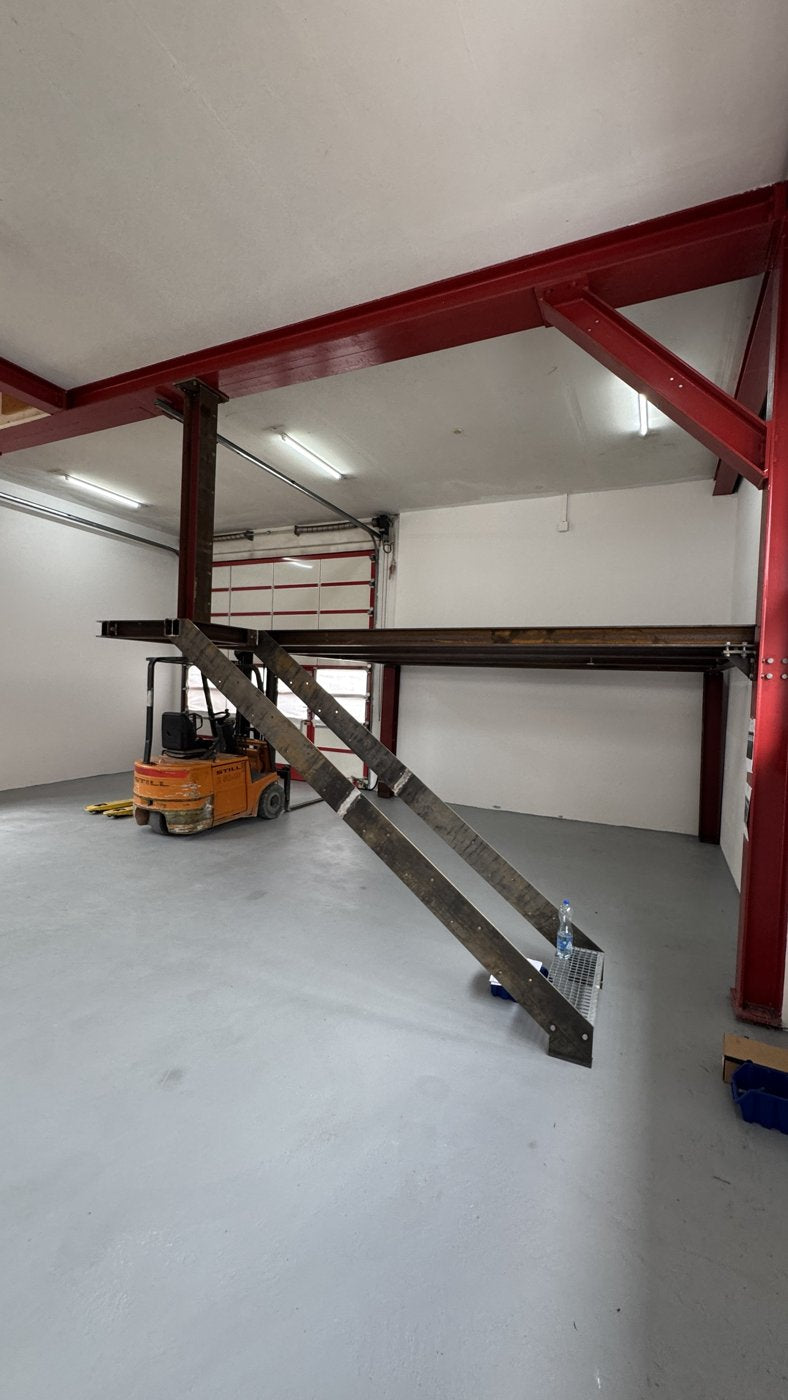 Umbau der Halle in Etzgen mit neuer Stahlgalerie, 2025