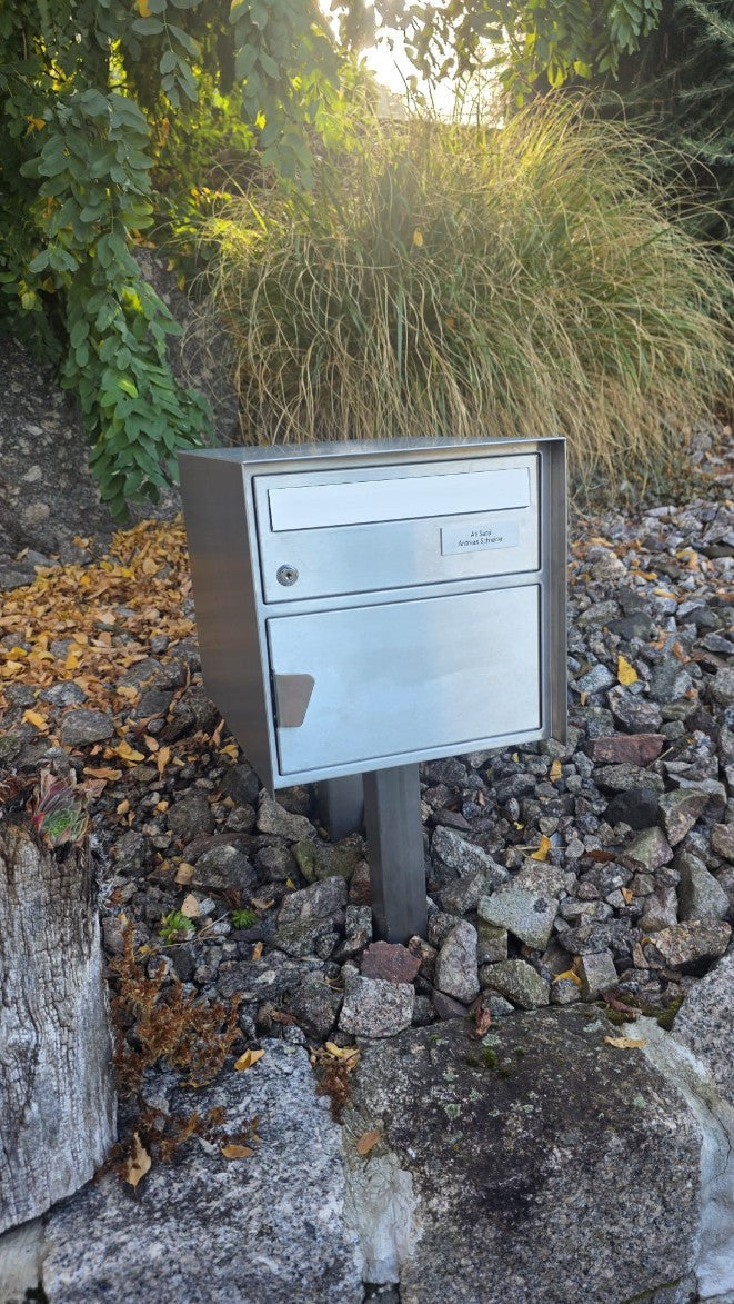 Briefkasten aus Edelstahl mit Konsole, Frontansicht mit Briefeinwurf und Entnahmefach