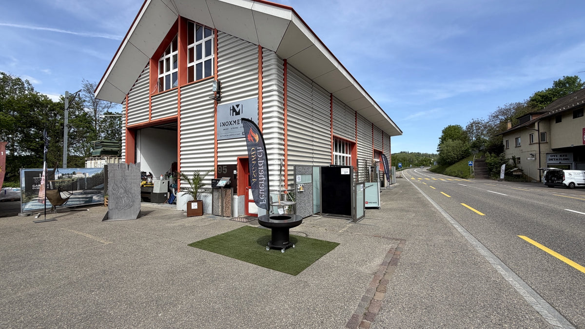 Halle der SABATELLA GmbH an der Landstrasse 95 in Etzgen mit INOXMETALL-Ausstellung im Freien