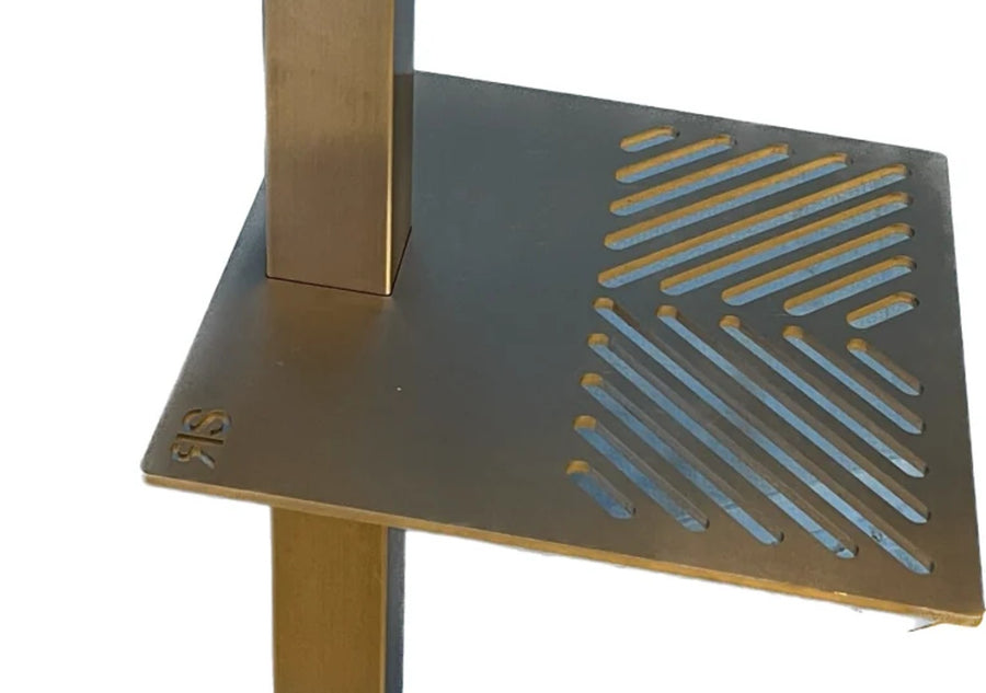 Giesskannen-Auflage 350 × 350 mm mit Schlitzmuster an der Wasserzapfsäule GS03
