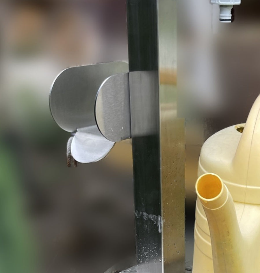 Schlauchhalterung rückseitig an der Wasserzapfsäule GS03