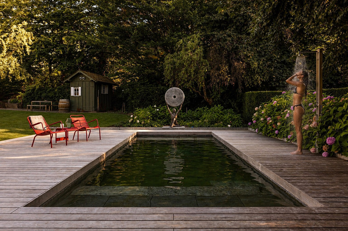Gartendusche aus Edelstahl am Naturpool im Garten in der Abendsonne