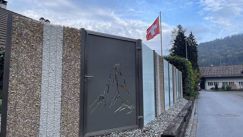 Sichtschutz mit Edelstahl-Steinkörben, Milchglas und Gartentüre mit gelasertem Matterhorn-Sujet