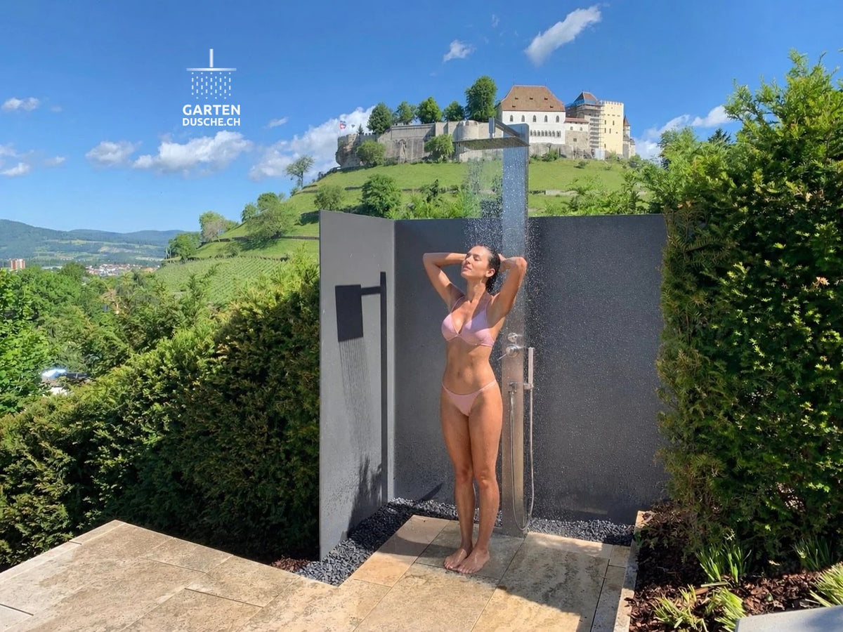 Edelstahl-Gartendusche am Pool mit Blick auf ein Schloss