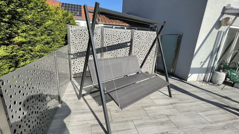 Sichtschutz rund um die Terrasse mit gelasertem Punkte-Muster