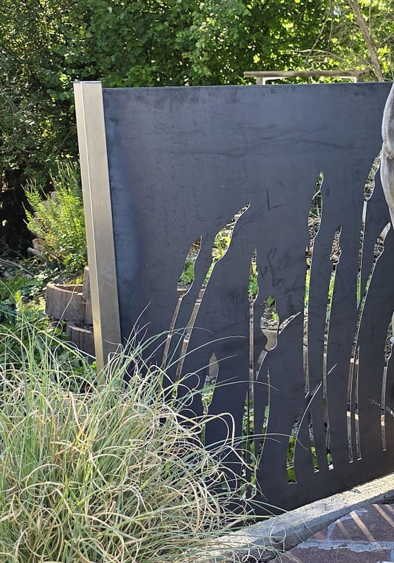 Sichtschutzwand aus Stahl mit gelasertem Gräser-Sujet im Garten