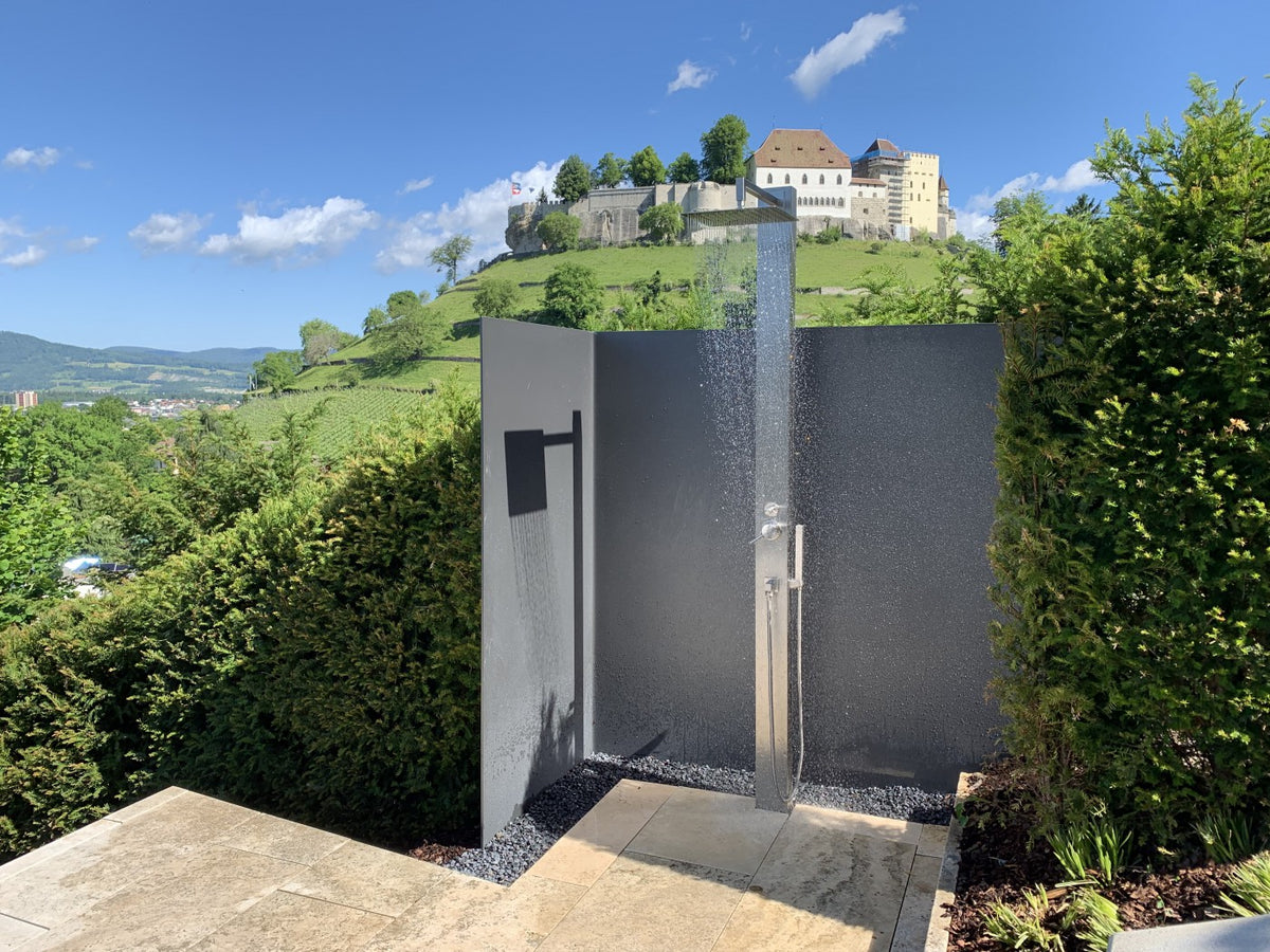 Gartendusche GS01 mit Sichtschutz am Pool