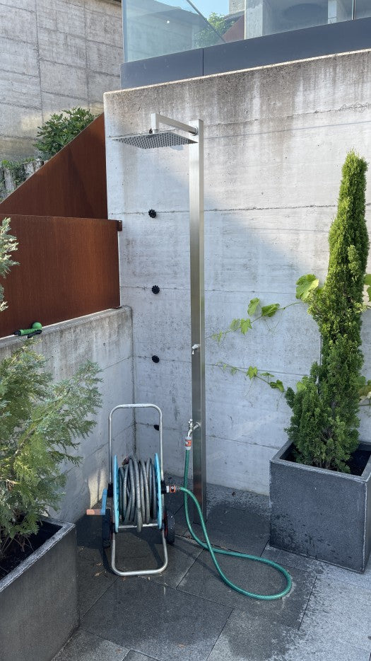 GS02 mit Regenwald-Duschkopf und Wasserhahn als Fussdusche
