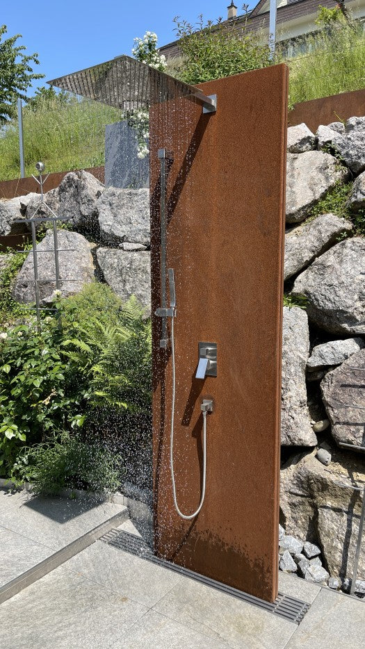 GS01 Corten vor einer Natursteinmauer