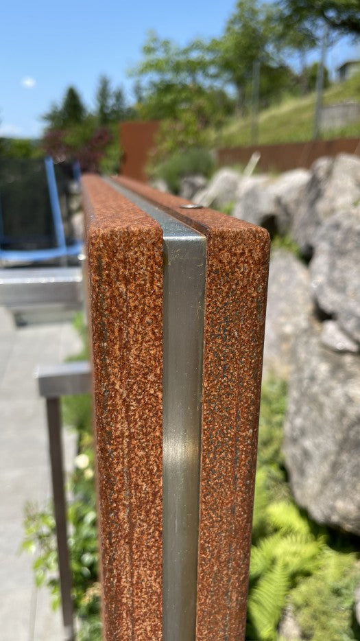 Detail: Cortenstahl-Paneele mit Edelstahl-Profil