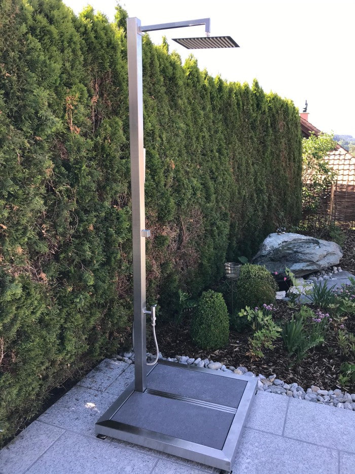 GS02 mit Regenwald-Duschkopf, Fussdusche und Handbrause, freistehend auf Bodenpodest