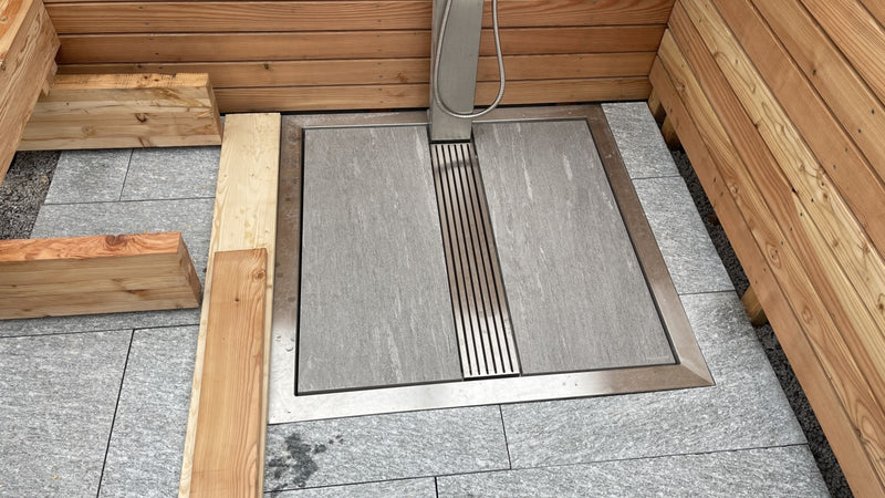 Bodenpodest zur GS01 mit Feinsteinplatten und herausnehmbarem Edelstahlrost