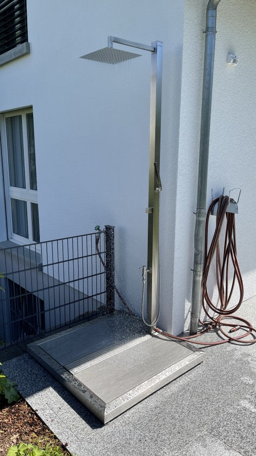GS02 mit Regenwald-Duschkopf, Fussdusche, Handbrause und GARDENA-Anschluss, freistehend auf Bodenpodest
