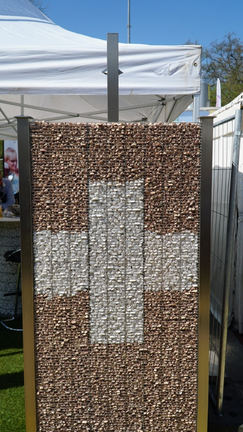 Gabionen-Dusche, Rückseite mit Schweizerkreuz