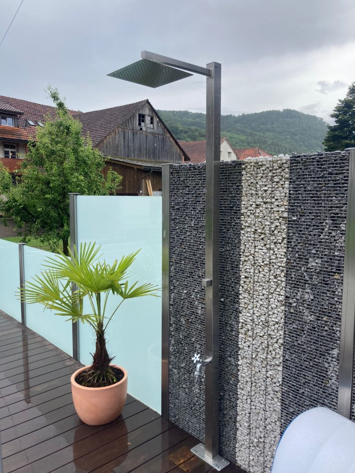 GS02 mit unsichtbarem Mischwasser-Anschluss, Regenwald-Duschkopf und Wasserhahn
