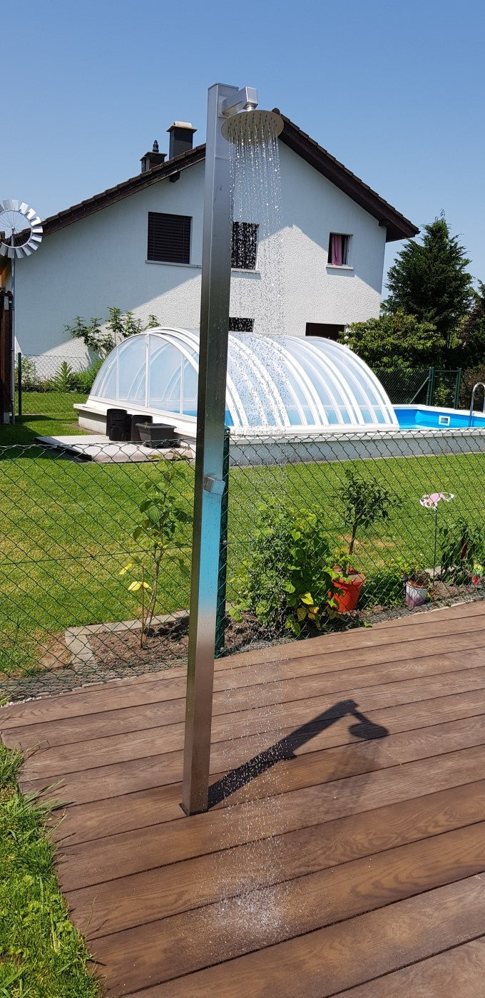 Gartendusche am Pool mit Poolüberdachung