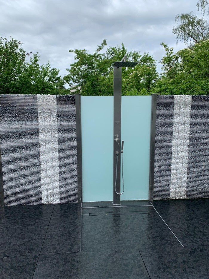 Gartendusche mit Sichtschutz aus Milchglas und Steinkörben