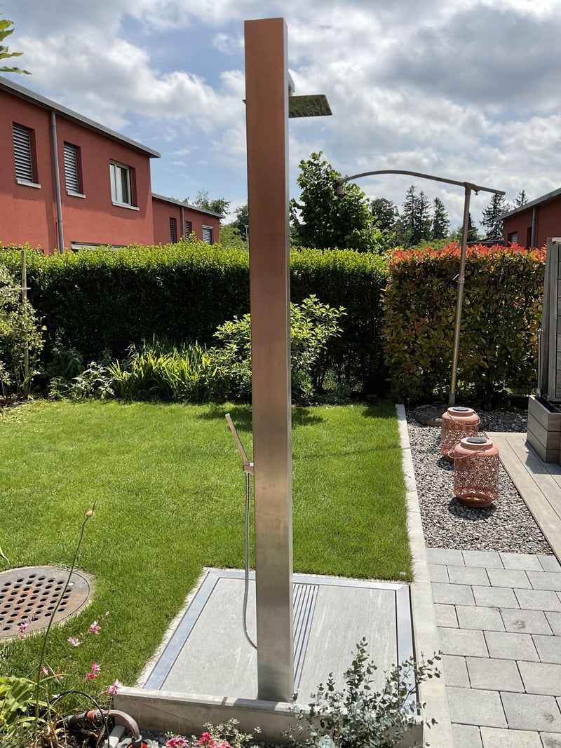 Freistehende Gartendusche mit Regenwald-Duschkopf im Garten