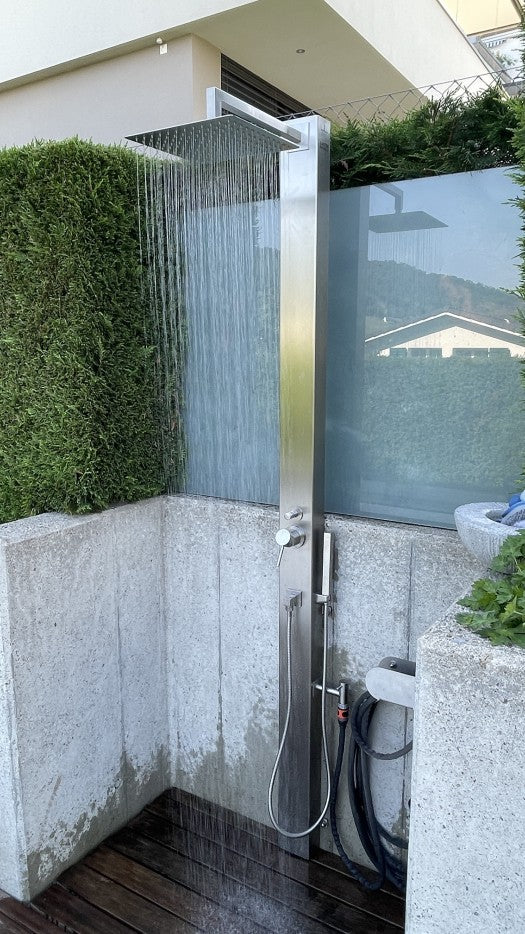 GS01 vor einer Granitwand mit Spritzschutz aus Glas