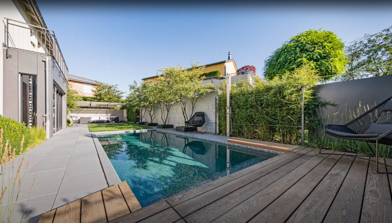 Gartendusche am Pool mit Holzdeck