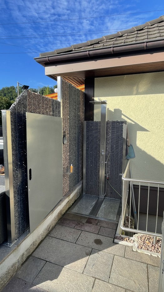 Gartendusche mit Gabionen-Sichtschutz beim Whirlpool