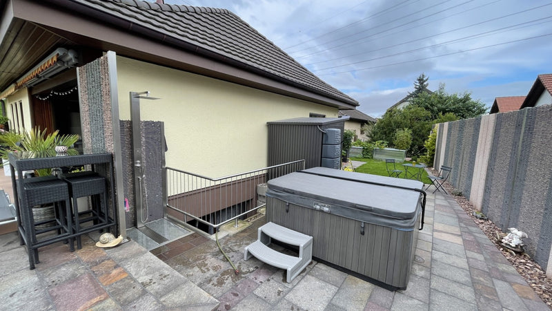 Gartendusche auf der Terrasse neben dem Whirlpool
