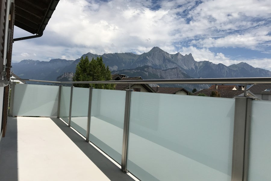 Balkongeländer mit Milchglas und Bergsicht