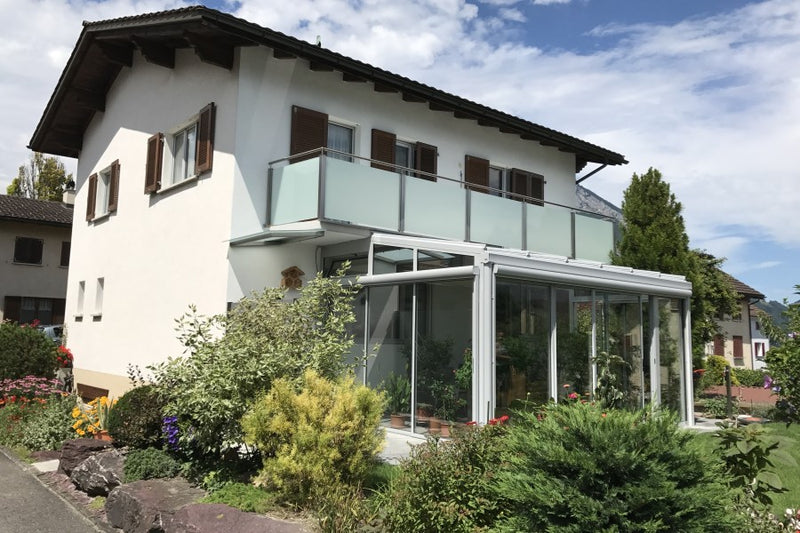 Balkongeländer aus Edelstahl mit VSG-Milchglas-Füllung und umlaufendem Handlauf