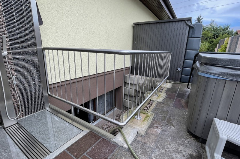 Staketengeländer aus Edelstahl als Absturzsicherung für einen Lichtschacht