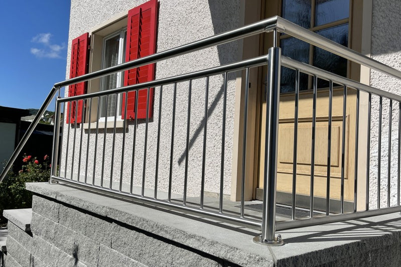 Staketengeländer mit rundem Edelstahl-Handlauf und Vollstäben, Kaisten AG