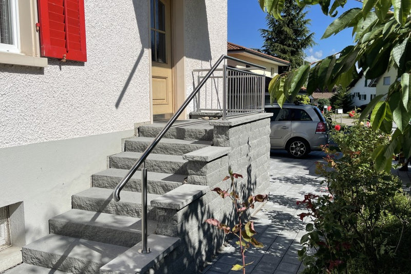 Staketengeländer mit rundem Edelstahl-Handlauf und Vollstäben, Kaisten AG