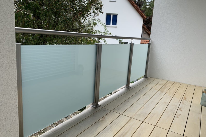 Terrassengeländer mit VSG-Milchglas-Füllung und umlaufendem Handlauf