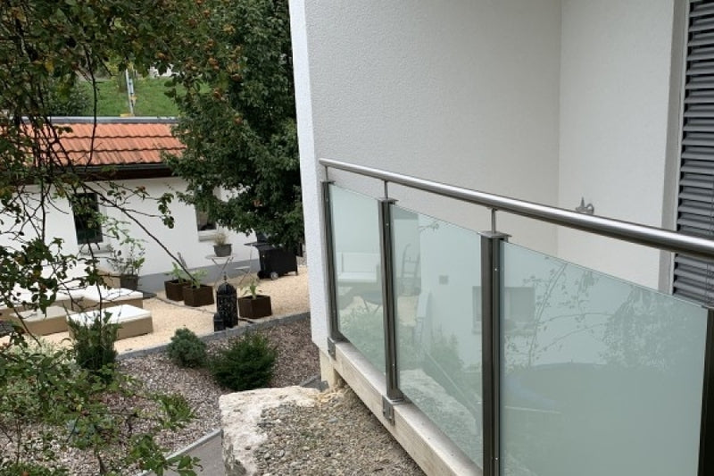 Terrassengeländer mit VSG-Milchglas-Füllung und umlaufendem Handlauf