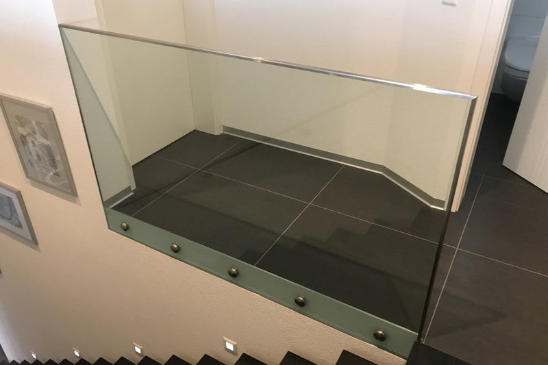 Absturzsicherung aus VSG-Klarglas im Innenbereich, Edelstahl-Einfassung mit seitlicher Wandmontage