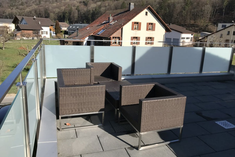 Balkongeländer aus Milchglas mit rechteckigem Edelstahl-Handlauf