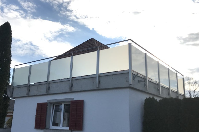 Balkongeländer aus Milchglas mit rechteckigem Edelstahl-Handlauf
