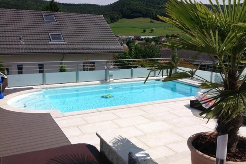 Absturzsicherung rund um den Pool: VSG-Milchglas und horizontale Vollstäbe, oben mit Handlauf