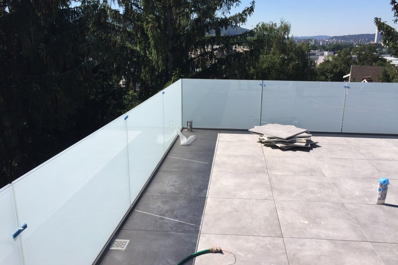 Glasgeländer aus VSG mit Schienenmontage