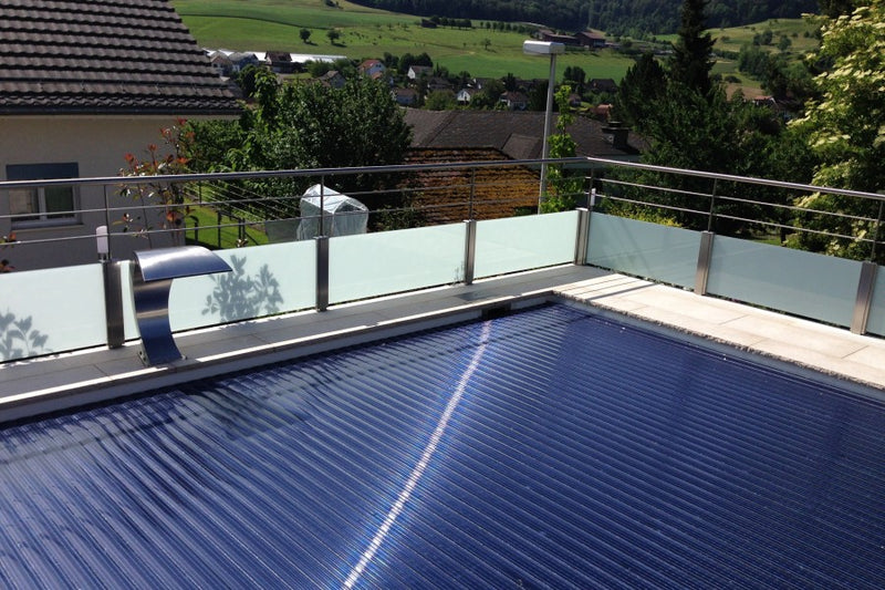 Absturzsicherung rund um den Pool: VSG-Milchglas und horizontale Vollstäbe, oben mit Handlauf
