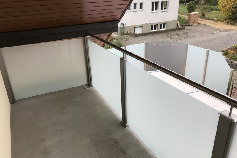 Balkongeländer mit VSG-Milchglas-Füllung