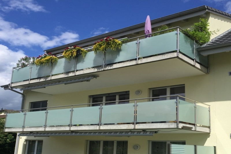 Balkongeländer mit VSG-Milchglas-Elementen