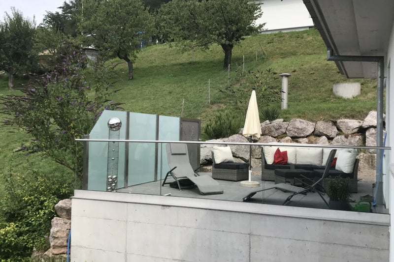 Klarglas-Geländer aus VSG in Edelstahl-Schiene, oben mit Edelstahl-Handlauf