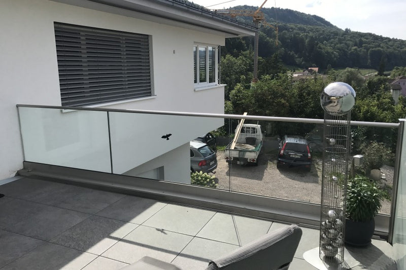 Klarglas-Geländer aus VSG in Edelstahl-Schiene, oben mit Edelstahl-Handlauf