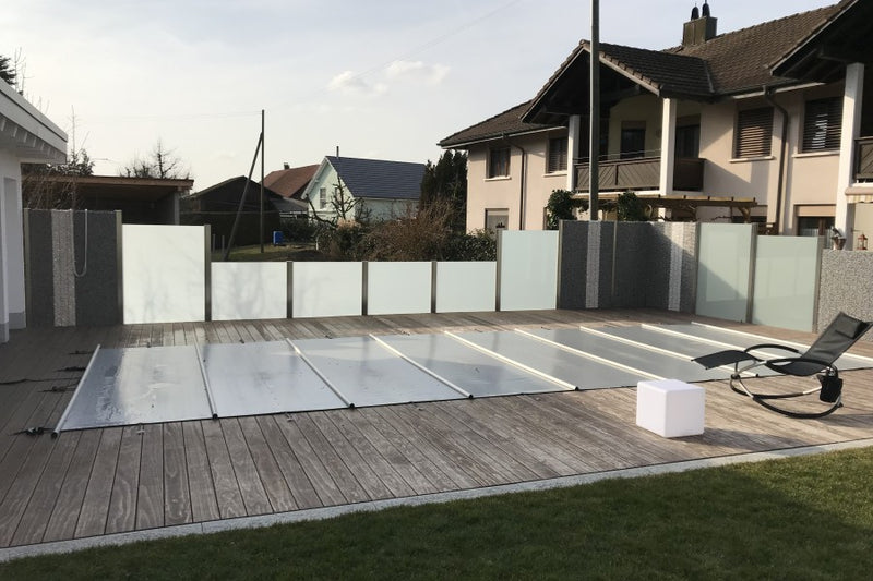 Pool-Einfassung mit Sichtschutz-Elementen, zugleich Absturzsicherung zum Nachbarn